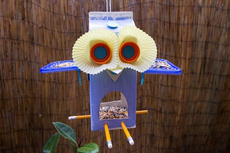 Gör ett fågelhus av mjölkkartonger kreativt