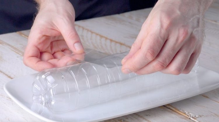 Limma ihop två cylindrar gjorda av plastflaskor