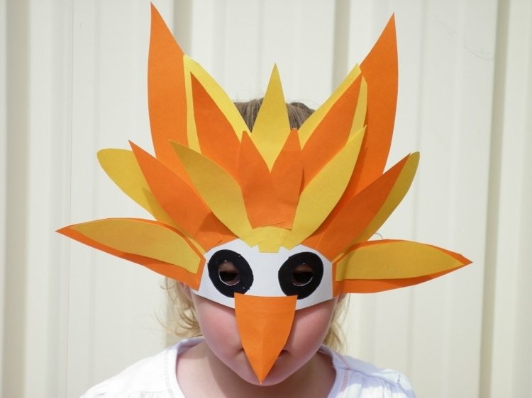 karneval-mask-barn-fågel-gul-orange-fjädrar-papper