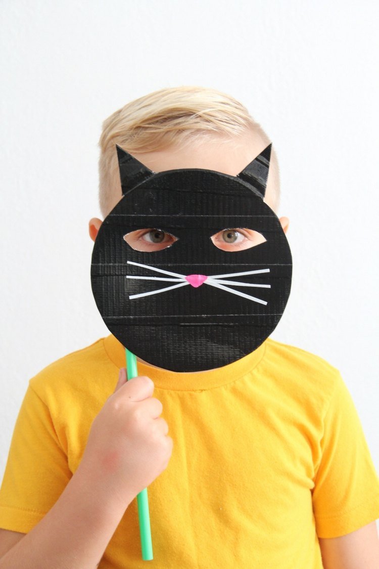 barn-karneval-mask-katt-papper-tallrik-svart-akrylfärg-morrhår-papper