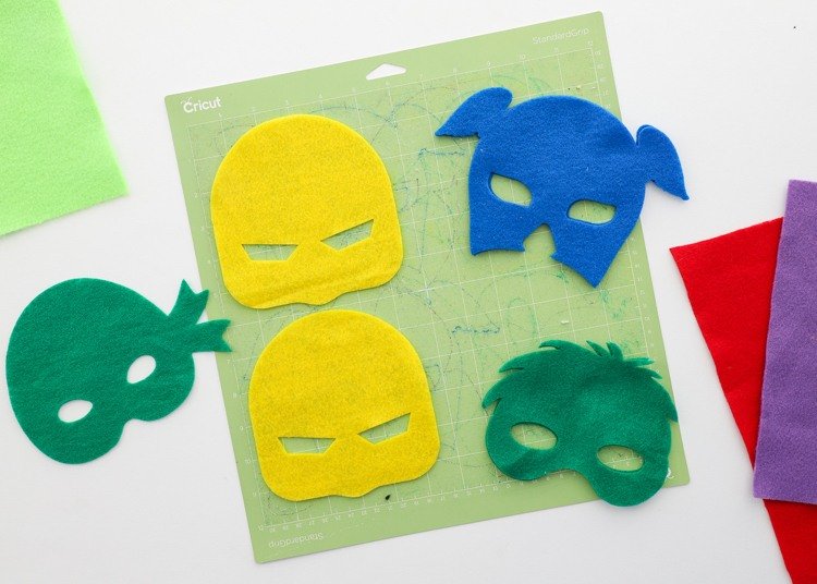 Superhjälte -masker gjorda av filtpysselanvisningar