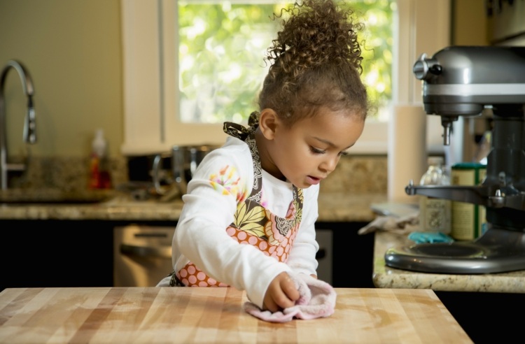 Involvera barn i hushållet för hjälp i köket