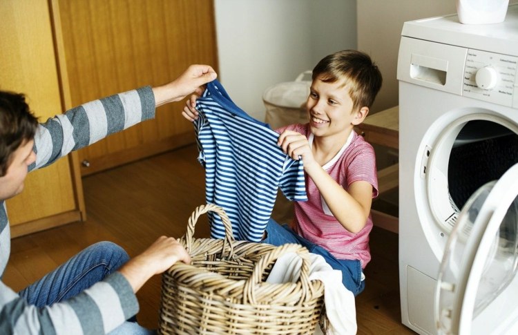 Barn kan hjälpa till med tvätt på flera sätt