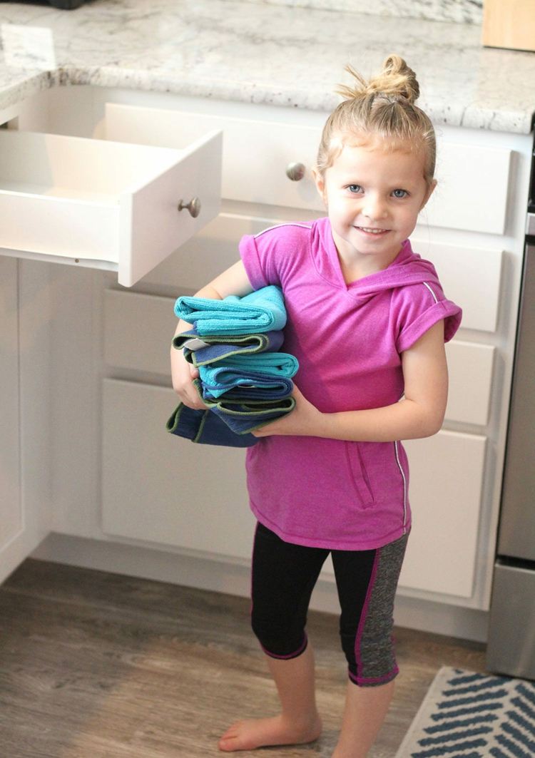 Låt barn hjälpa till i huset - vik tvätten och lägg den
