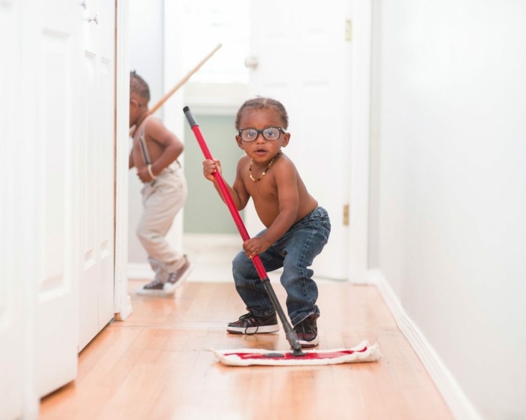 Barn kan lära sig att moppa golvet med en mopp