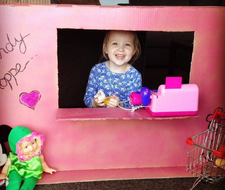 Barnbutik kartong-rosa-bygg-det-själv-barnrum-kassa-kundvagn-docka