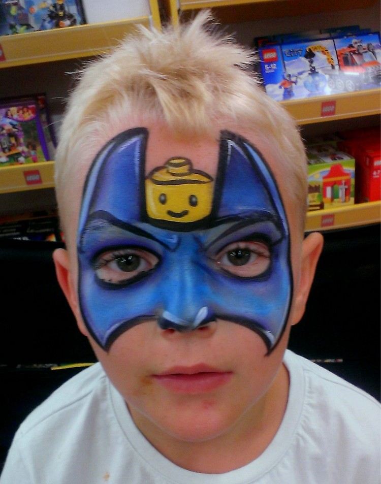 pojkar sminkar karneval lego batman blå gul