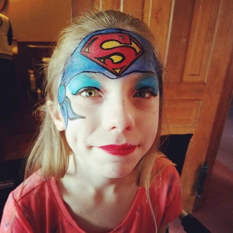 barn som applicerar make-up karneval flicka supergirl ansiktsmålning