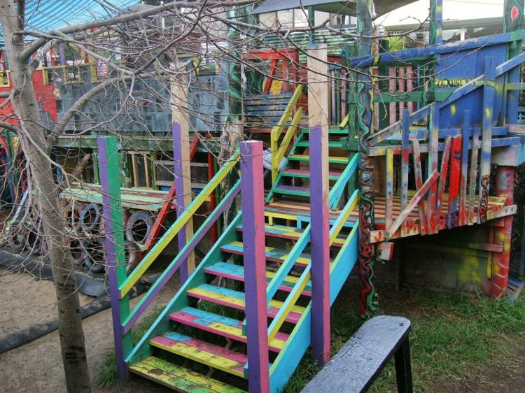 färgat-hus-med-trappor-träd