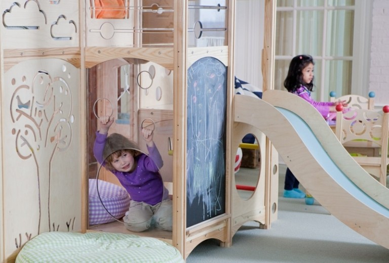 Barnsäng-babyrum-tavla vägg-slide-play säng-flicka