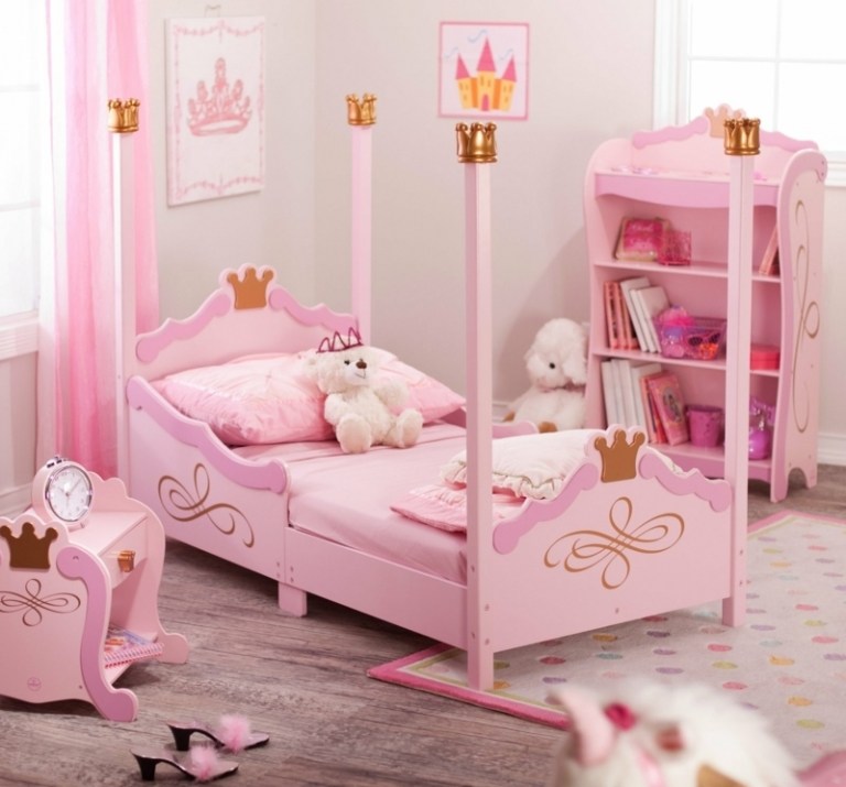 Spjälsäng-babyrum-prinsessa-himmelsäng-rosa-färg