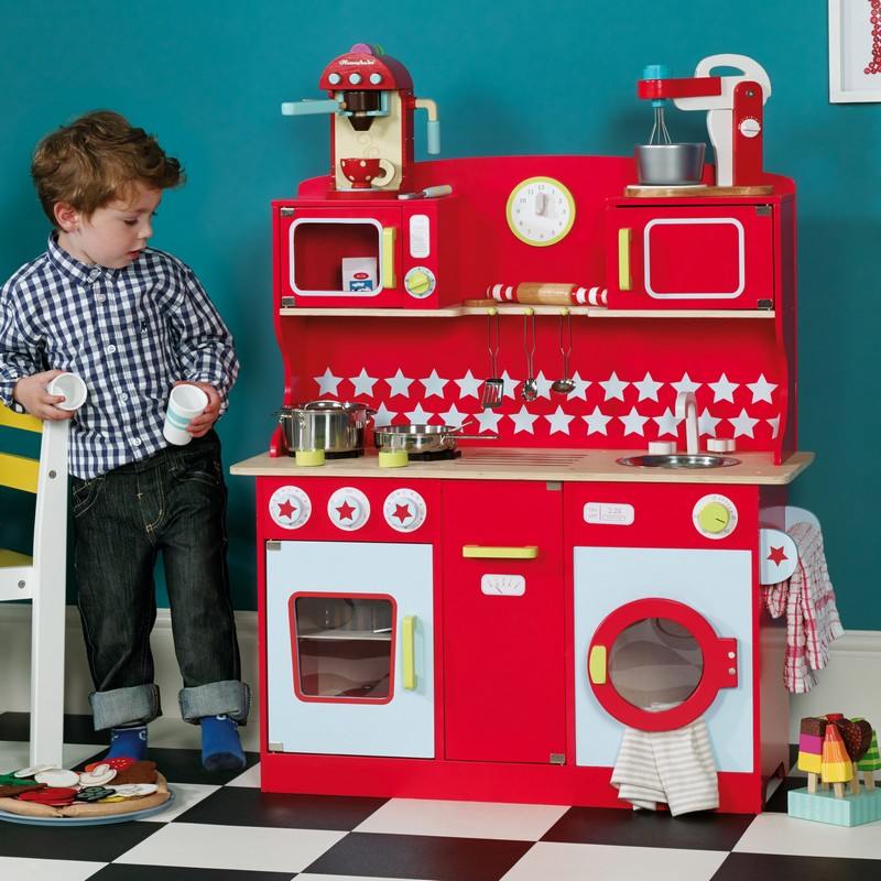 Barnkök-röd-färg-kul-inomhus-pojkar-matlagning