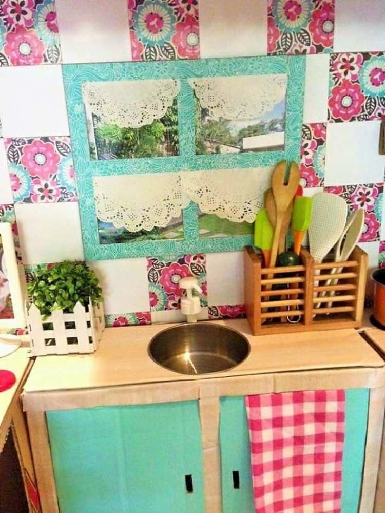Bygg ett barnkök själv fönster-handfat-tapet-färgglatt