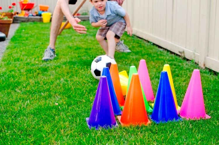 Sportspel med distans för barn att spela bowling