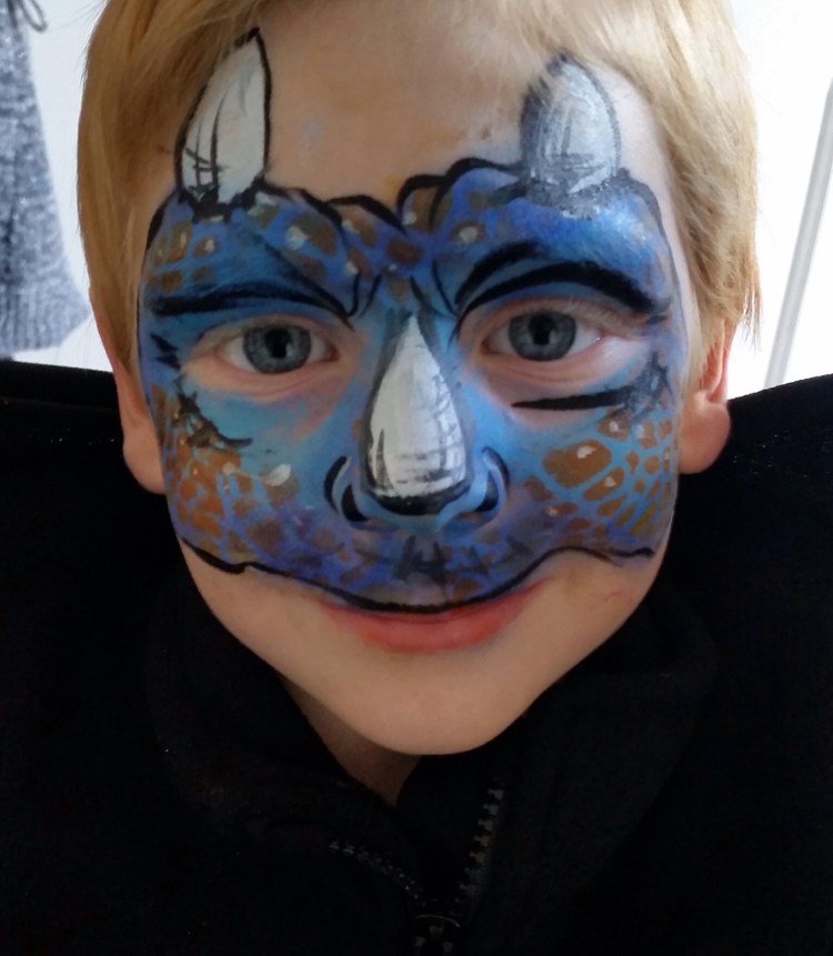 ansiktsmålning pojkar motiv dinosaur idé blå