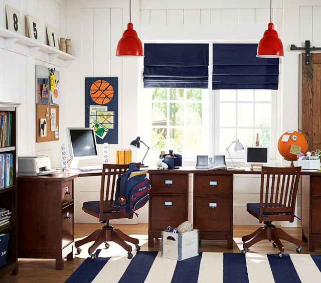 Skrivbord studieområde ränder blå vita färger röda hängande lampor