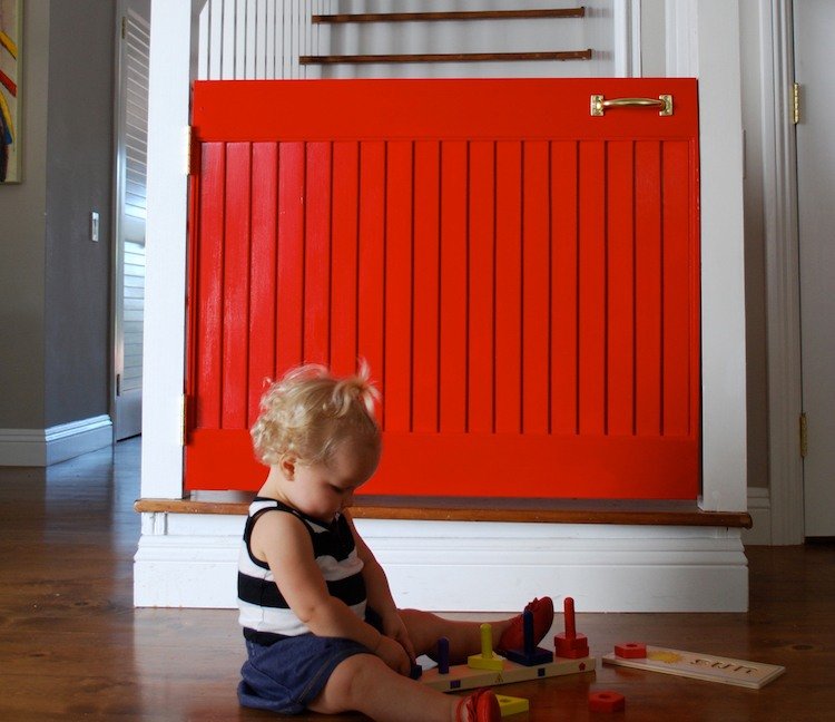 Barnsäkerhet i hushållet -dörr-balkong-trappor-rött-trä-lägenhet-hushåll