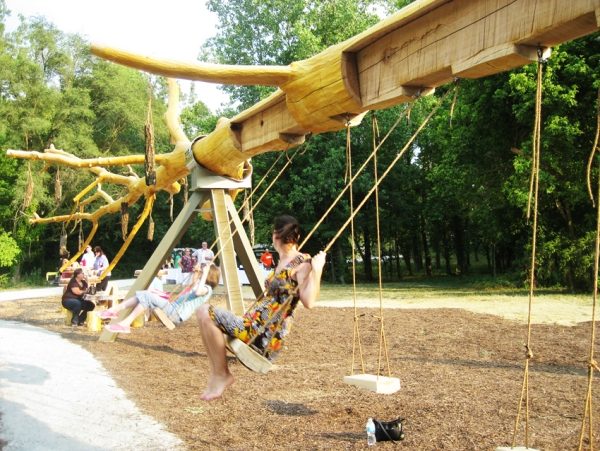 Lekplats för barn, träkonstruktion, miljövänliga gungor