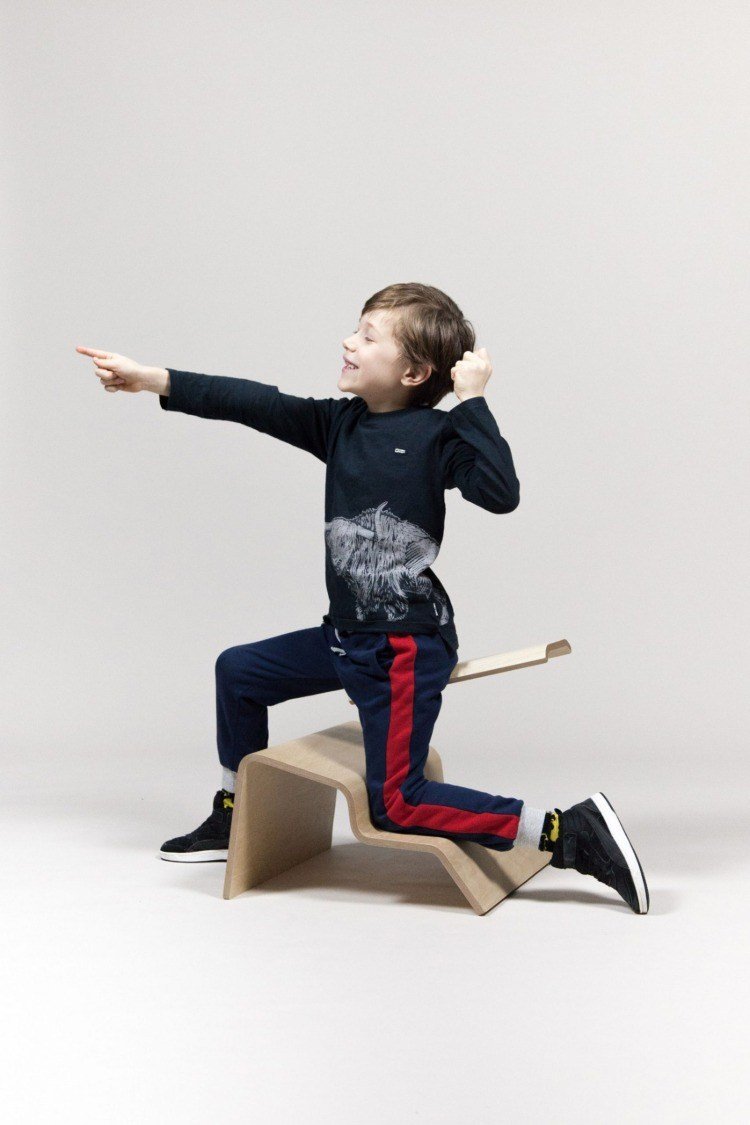 aktivera vissa muskelgrupper i kroppen vid byte från sittställning tack vare barnstolens design