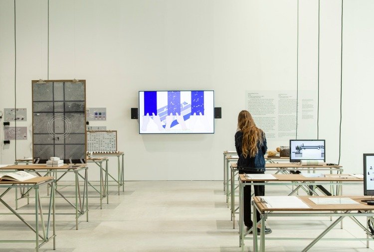 modern minimalistisk klassrumsdesign med skrivbord och skärmar