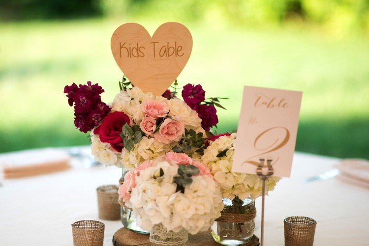 planera bröllopsreception design barnbord blomsterarrangemang sköld