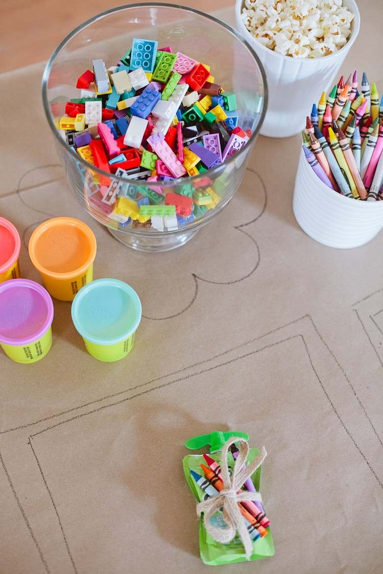 barnunderhållning bröllop lego tegel färgpennor