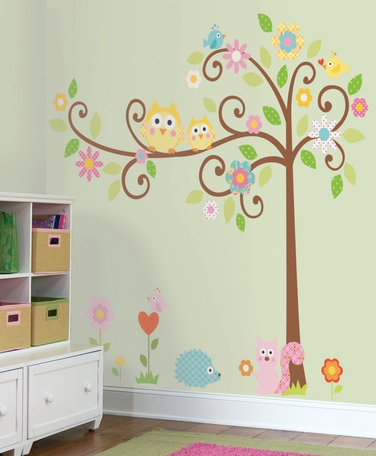 barnrum-dekoration-idéer-vägg-dekaler-uggla-träd-lapptäcke-optik
