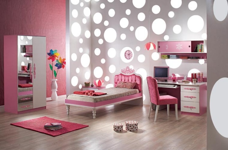 Barnrumsdekoration-gör-själv-tjej-rum-rosa-vita-cirklar-ljus-ungdomlig