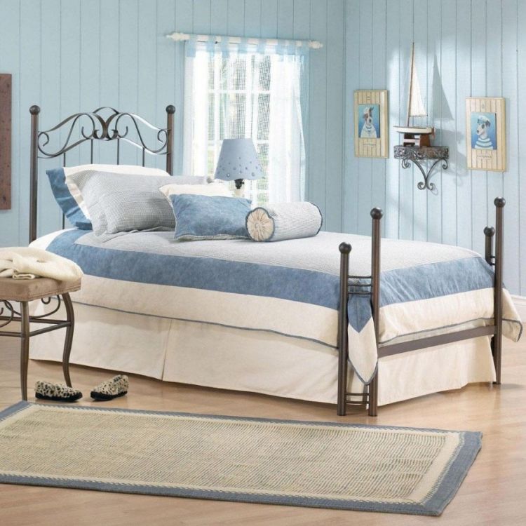 barnrum-dekoration-gör-det-själv-tjejer-rum-liten-blå-metall-säng-svart-vitt-sängkläder