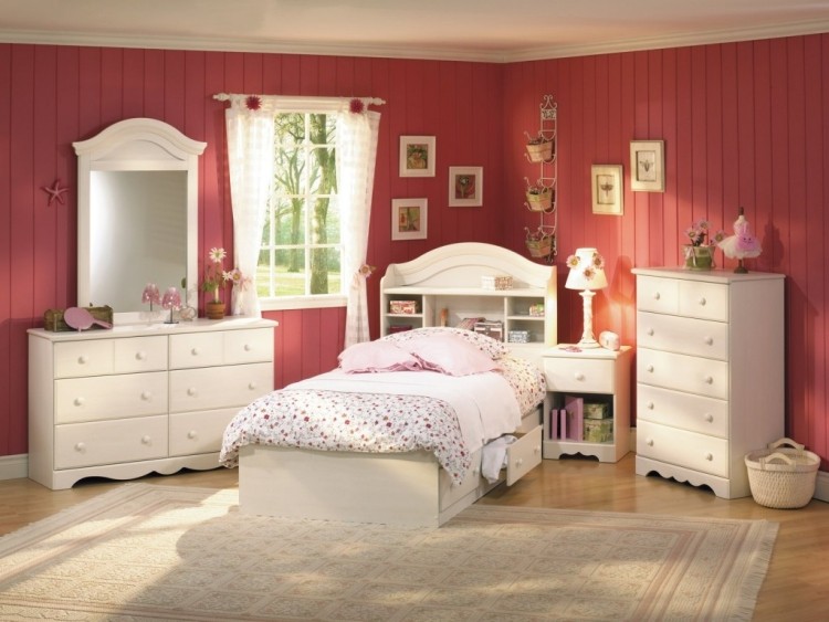 barnrum-dekoration-gör-det-själv-tjejer-rum-vit-väggbeklädnad-röd-öm-liten byrå