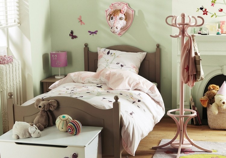 barnrum-dekoration-gör-det-själv-tjejer-rum-små-plysch-djur-klassisk-säng-brun