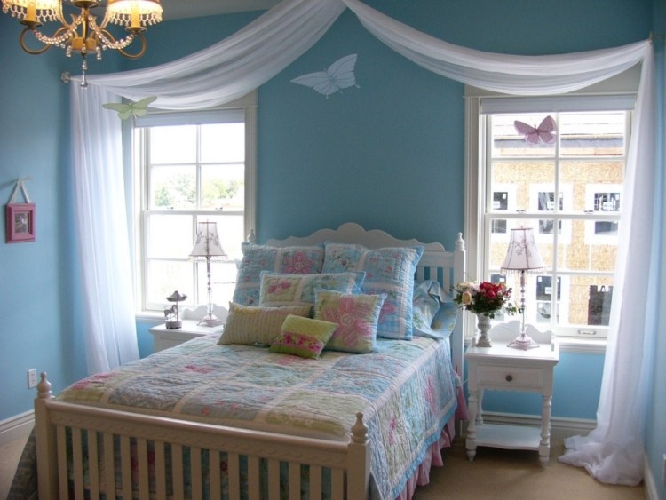 barnrum-dekoration-gör-det-själv-tjejer-rum-blå-fjärilar-vit-fönster-filt-lapptäcke