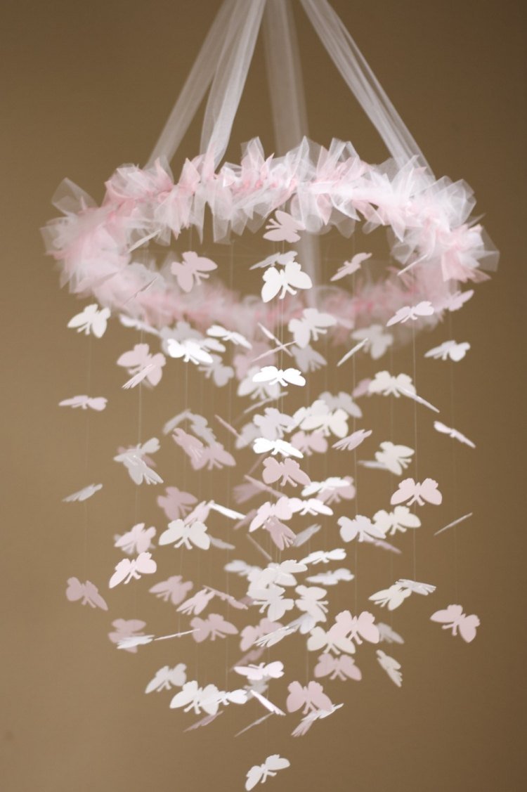 barnrum-dekoration-gör-det-själv-dekoration-fjärilar-mobil-baby-flicka-rosa