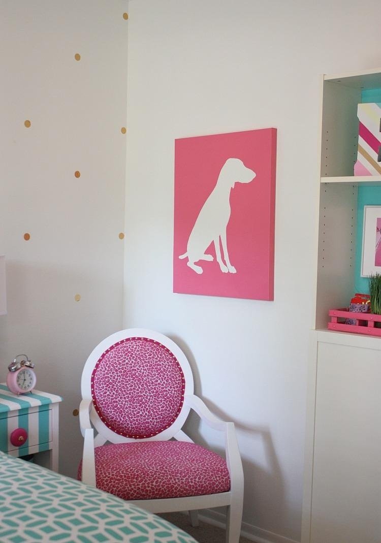 barnrum-dekoration-gör-det-själv-dekoration-hund-bild-färg-detaljer-rosa-turkos-vit