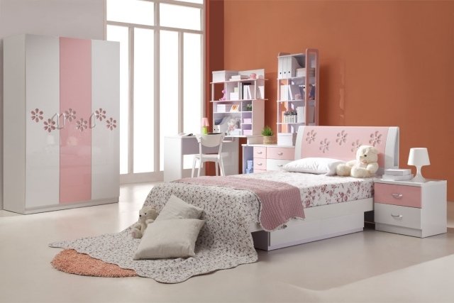 barnrum-färger-idéer-tjej-vit-rosa-orange-vägg