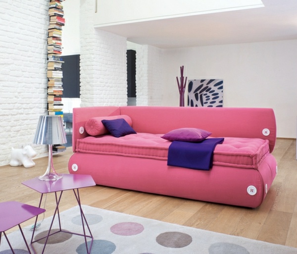 rosa soffa i flickrum