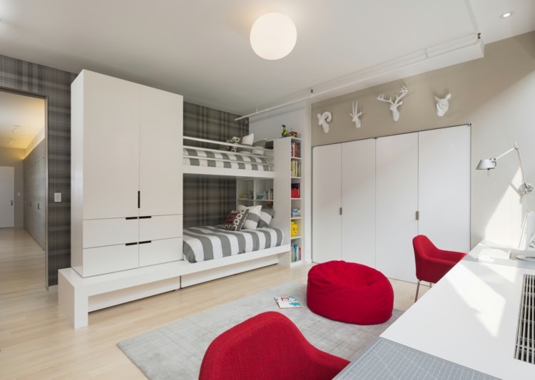 Barnrum för två uppsatta-vita-loft-säng-garderob-nisch-röd-stoppade fåtölj-golvkuddar