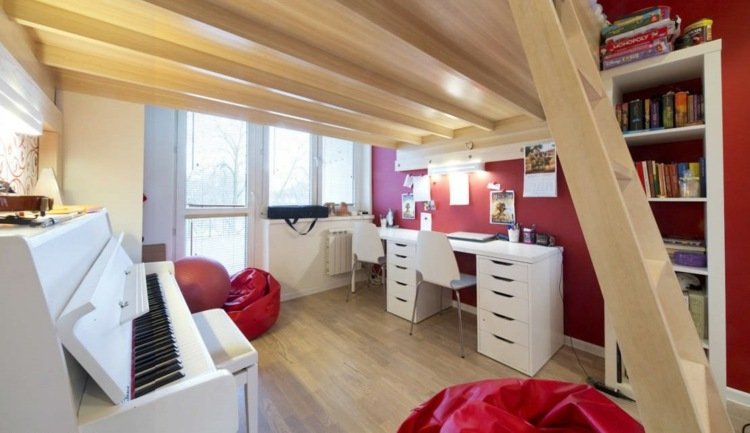 Barnrum-för-två-vardags-idéer-piano-fritt-utrymme-skrivbord-loft säng-massivt trä-stege-golv kuddar