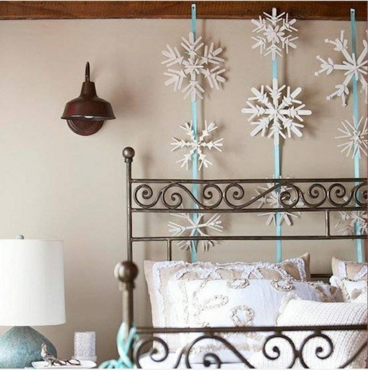 barnrum-design-metall-säng-vägg-ljus-papper-snöflingor-sänggavel-kudde
