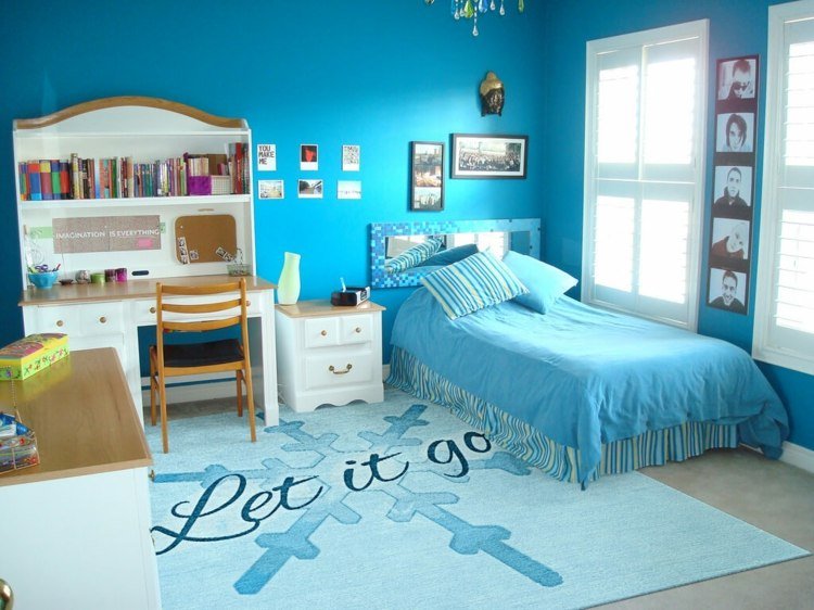 barnrum-design-matta-snöflinga-säng-blå-vägg-måla-överkast-skrivbord