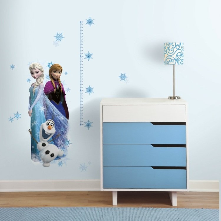 barnrum-design-vägg-klistermärken-snöflingor-byrå-lampa-matta-väggmätare