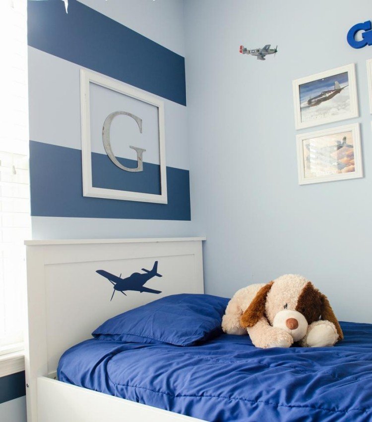 barnrum-dekoration-ränder-blå-pojke-monogram-säng-plan
