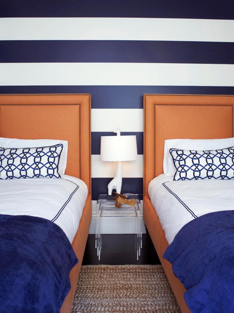barnrum-dekoration-ränder-sängar-stoppade-dubbelrum-vit-blå