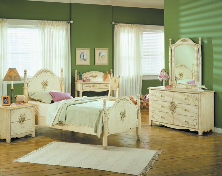 Barnrumsdesign 2015 klassiska möbler byrå spegel barnsäng sängbord