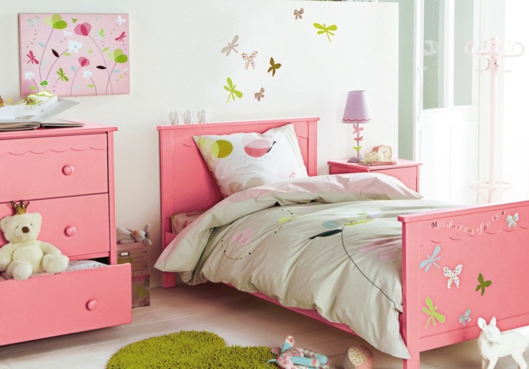 Barnrumsdesign 2015 flickrum rosa säng byrå fjärilar vägg