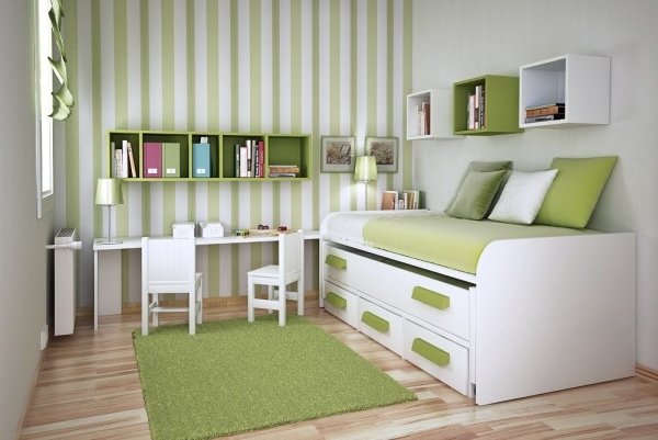 Barnrum grönt vitt loft säng-vita stolar skrivbord