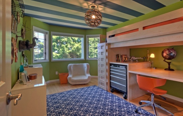 Design-ett-barnrum-kreativt-färgglatt-tak-kombinera-färger
