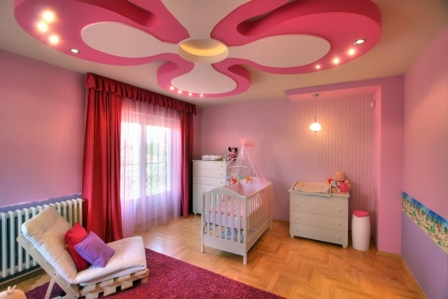 fantasifulla-idéer-för-taket-i-baby-rummet-infällda-lampor-enorm-blomma-rosa