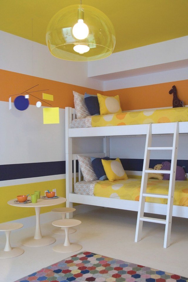Barnrum-våningssäng-med-färg-mönster-uppsättning-önskade-accenter-blå-gul