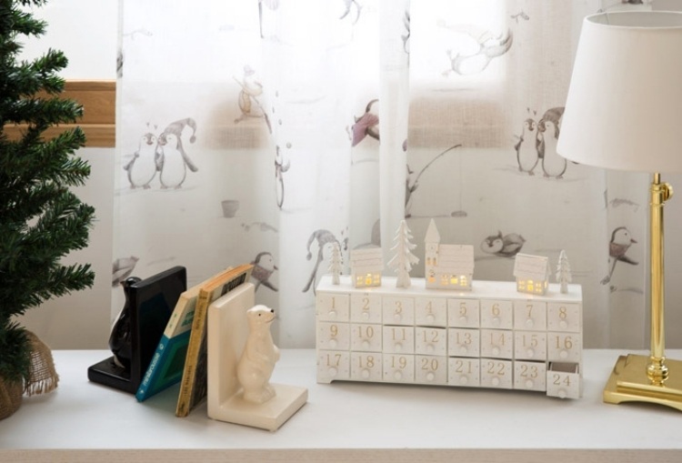 barnrum-design-hem-tillbehör-vit-advent-kalender-lådor-deco-pingviner-eisbaer